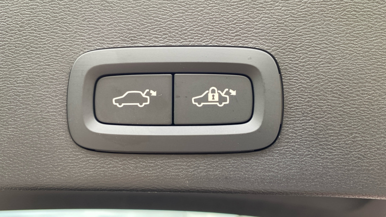 Volvo XC40 2.0 B3P Plus Dark 5dr Auto Petrol Estate